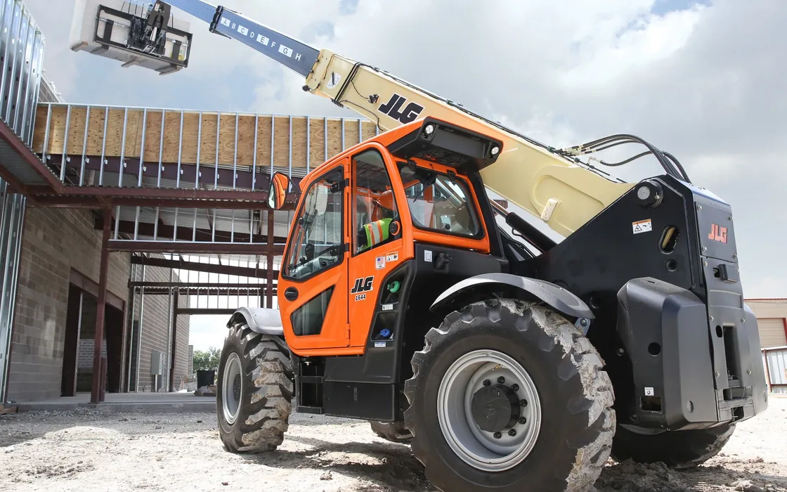 JLG 1644 telehandler on a building site