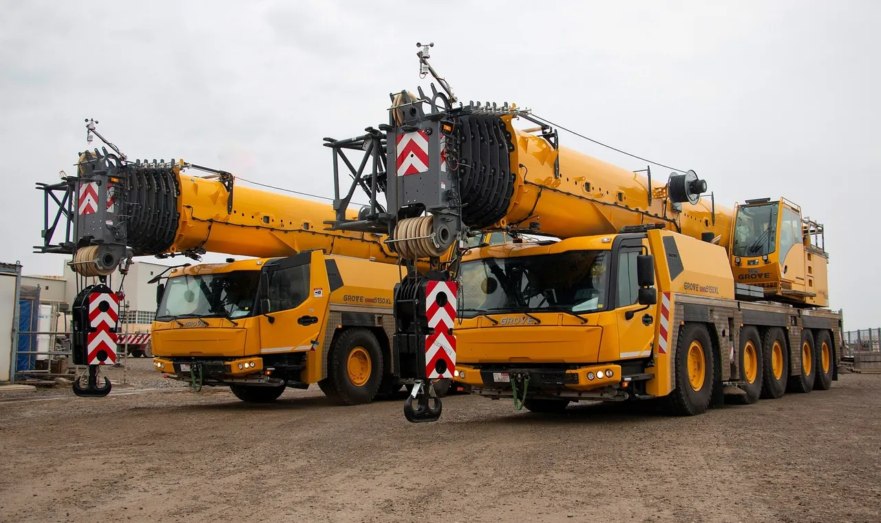 Two Grove GMK5150XL all-terrain cranes