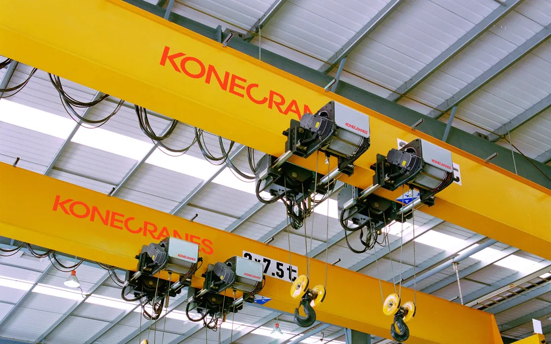Four Konecranes rope hoists on two workshop crane girders