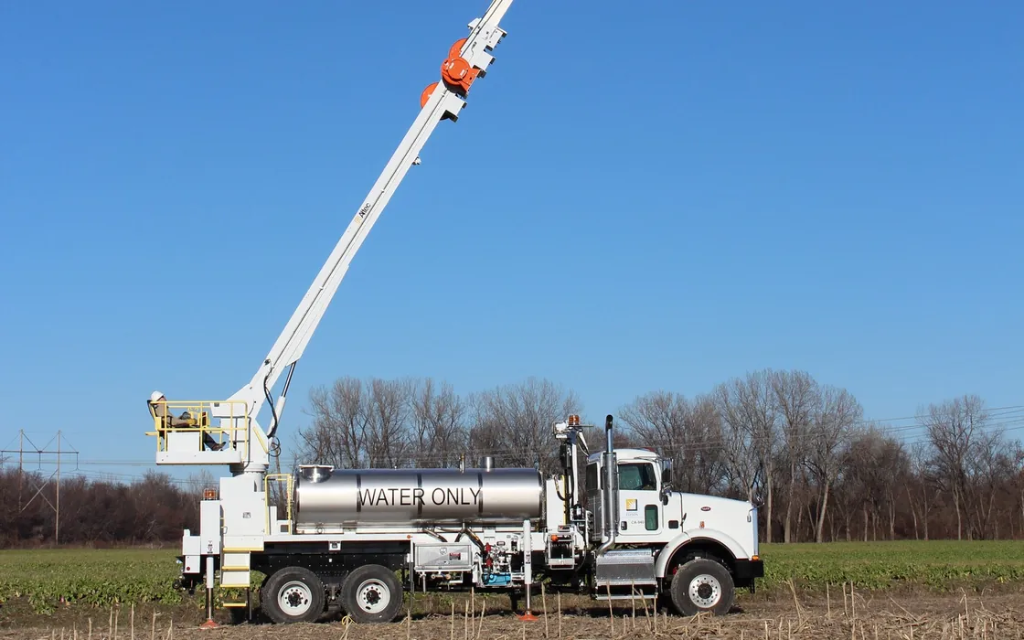 Altec HW80 insulated washer truck with its boom raised